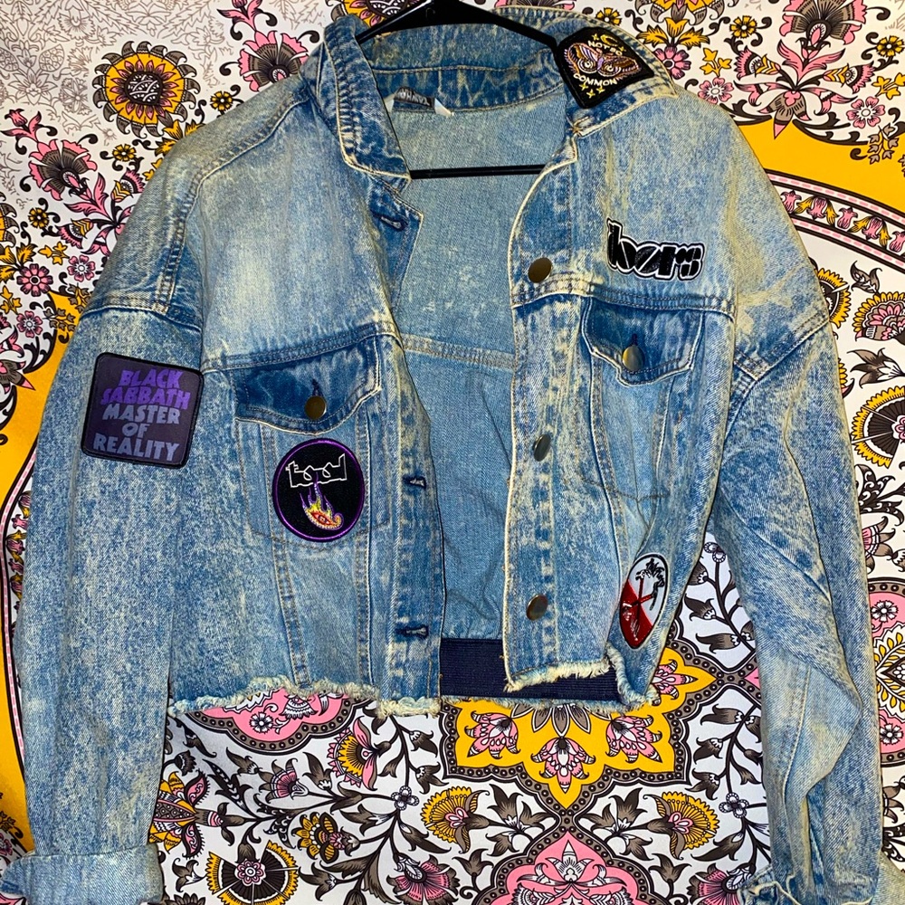 Acid washed cropped denim jacket with patches